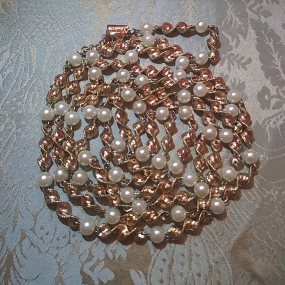 Gold and pearl necklace